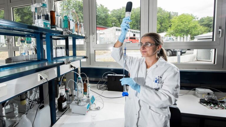 estudiantes en laboratorio de fisicoquimica