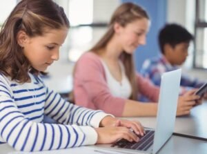 estudiantes estudiando en escuela secundaria moderna