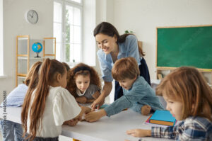 estudiantes felices en aula moderna colegio