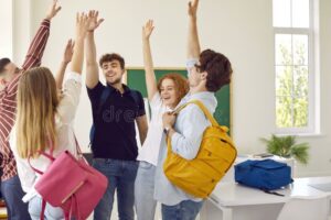 estudiantes felices en aula secundaria moderna