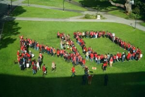 Qué carreras y opciones educativas elegir para estudiar en Bahía Blanca 27 estudiantes felices en campus universitario bahia blanca