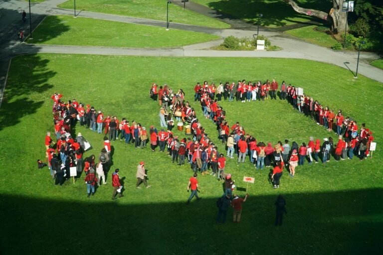 Qué carreras y opciones educativas elegir para estudiar en Bahía Blanca 2 estudiantes felices en campus universitario bahia blanca