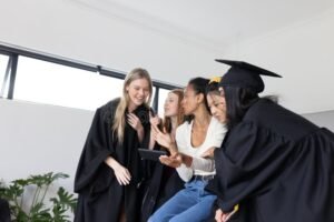 Cómo Obtener el Título de Nivel Medio o Polimodal en Argentina 33 estudiantes graduandose con birretes y vestidos formales