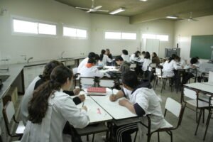 Cómo y cuándo termina el secundario en Buenos Aires 22 estudiantes graduandose en escuela argentina