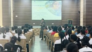 estudiantes participando en taller educativo escolar