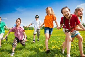 estudiantes practicando deportes al aire libre