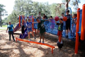 estudiantes practicando educacion fisica al aire libre
