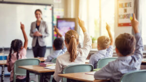 Qué ofrece la escuela Da Vinci en La Plata para los estudiantes 1 estudiantes sonrientes en aula moderna 1