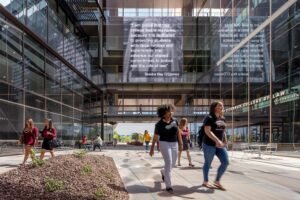 estudiantes universitarios en campus academico moderno