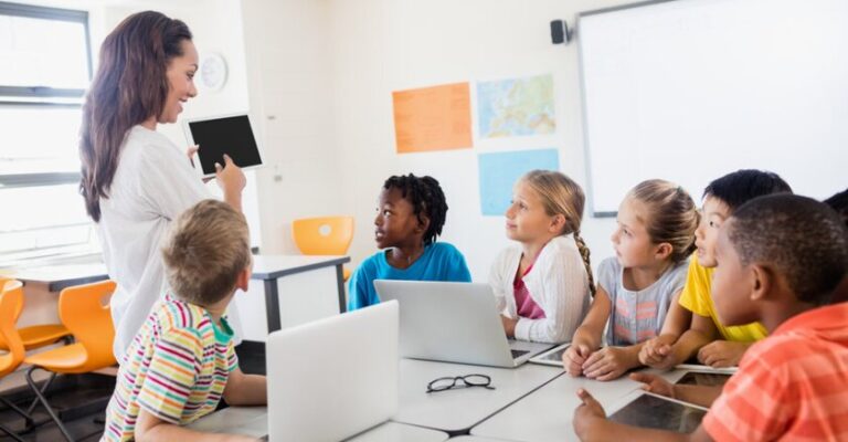 estudiantes usando computadora en aula moderna