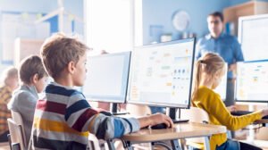 estudiantes usando computadoras en aula moderna