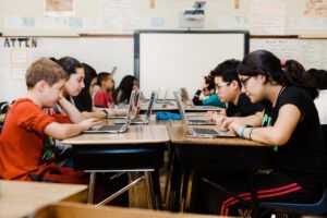 Cómo utilizar Moodle en la escuela secundaria técnica 1 efectivamente 27 estudiantes usando laptop en aula tecnica