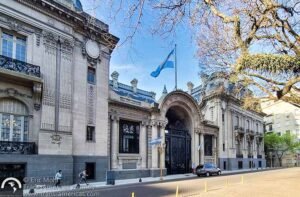 fachada colegio antiguo en ciudad argentina