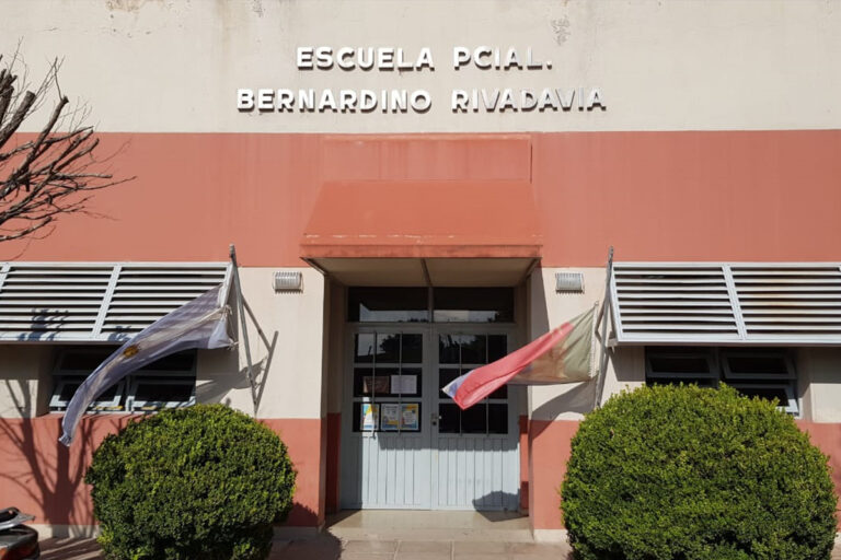 Cuál es el colegio Nº 1 de 3 en Bernardino Rivadavia 2 fachada colegio emblematico bernardino rivadavia