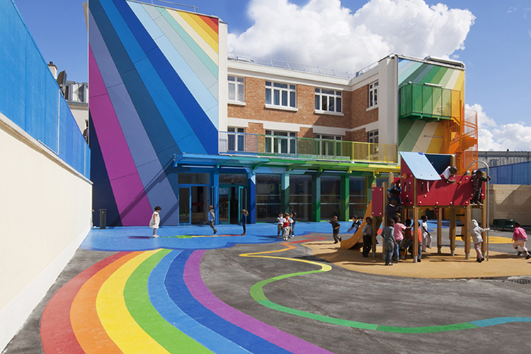 fachada colorida escuela primaria con ninos jugando