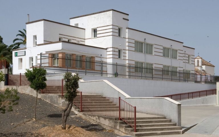 fachada edificio educativo instituto nuestra senora