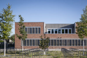 fachada moderna escuela en zona urbana