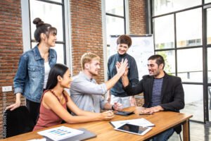 grupo de personas colaborando en oficina moderna