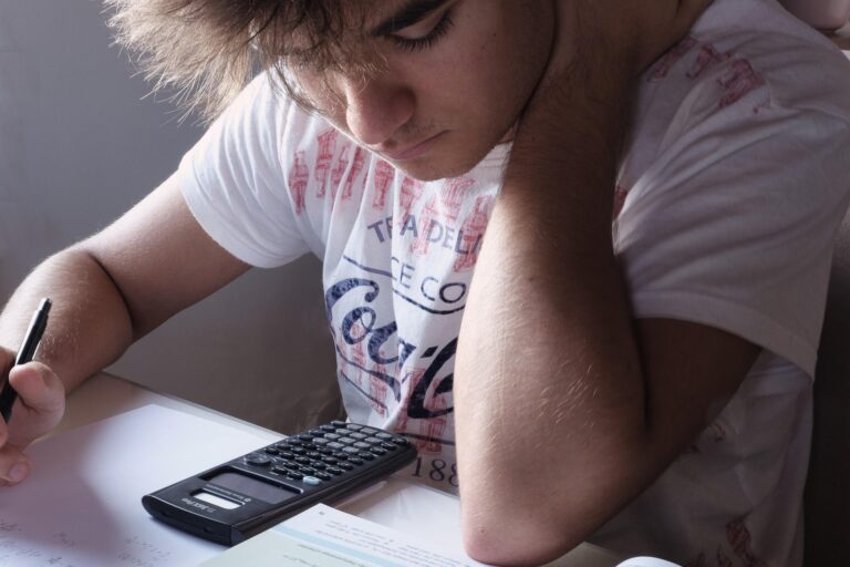 joven estudiando calculadora plan progresar argentina