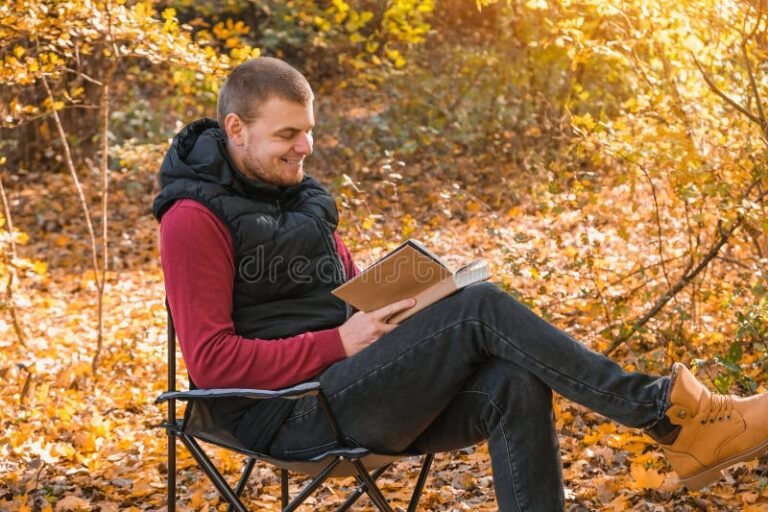 De Qué Trata The Catcher in the Rye En Español Y Dónde Leerlo 2 joven leyendo libro en parque tranquilo