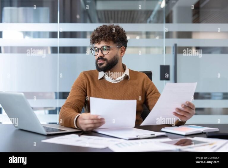 joven revisando informacion en computadora portatil