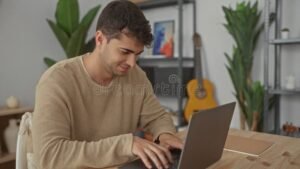 Cuándo entregan los resultados del Progresar y cómo consultarlos 15 joven revisando resultados en laptop sonriente