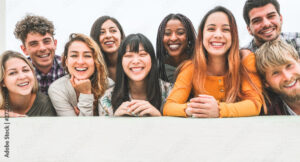 Cuándo se celebra el Día de los Adolescentes y Jóvenes por la Inclusión Social 2 jovenes de diferentes culturas sonriendo juntos