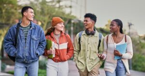 jovenes estudiando con mochilas sonrientes outdoors