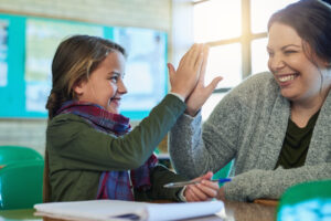 jovenes estudiando en ambiente positivo