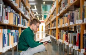 jovenes estudiando en biblioteca publica argentina