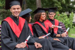 jovenes estudiantes celebrando con certificados educativos