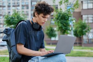 jovenes estudiantes usando laptops estudio urbano