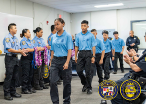 Hasta Qué Edad Se Puede Estudiar Para Ser Policía En Argentina 16 jovenes policias entrenando en uniforme azul
