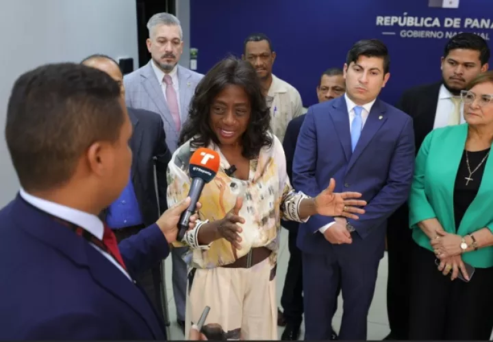 junta docente discutiendo normativa educativa formal