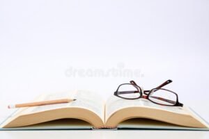 libro abierto con lapiz y gafas