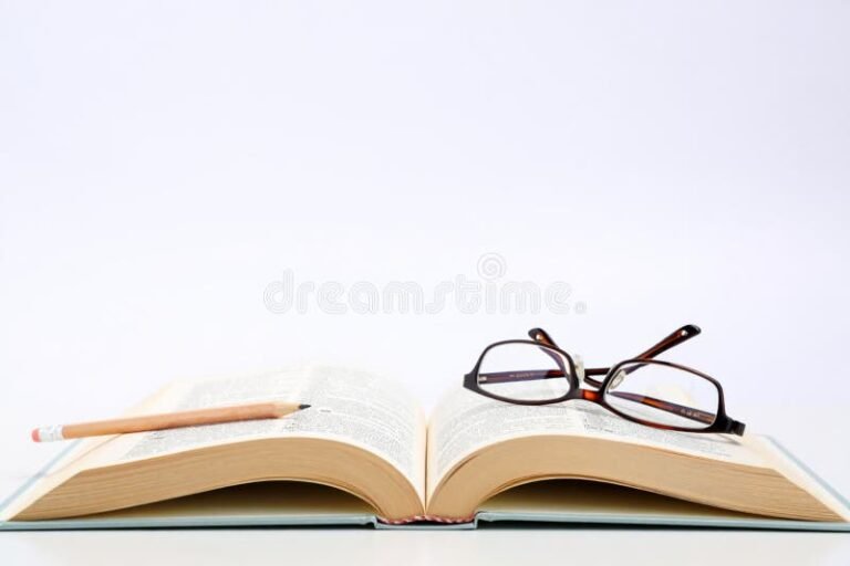 libro abierto con lapiz y gafas