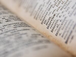 libro abierto con letra s destacada