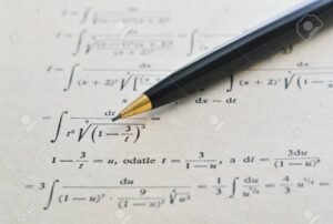 libro abierto con problema matematico y lapiz