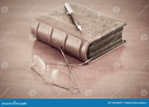 Qué Es "La Fiesta Secreta" de Abelardo Castillo y Por Qué Importa 2 libro antiguo abierto con pluma y gafas