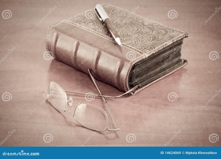 Qué Es "La Fiesta Secreta" de Abelardo Castillo y Por Qué Importa 2 libro antiguo abierto con pluma y gafas
