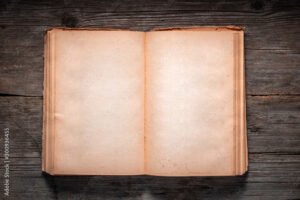 libro antiguo abierto sobre mesa de madera