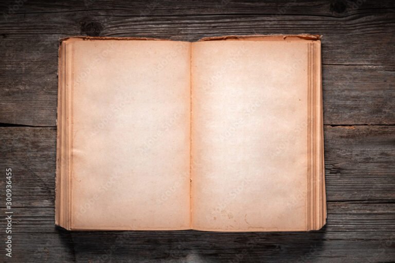 libro antiguo abierto sobre mesa de madera