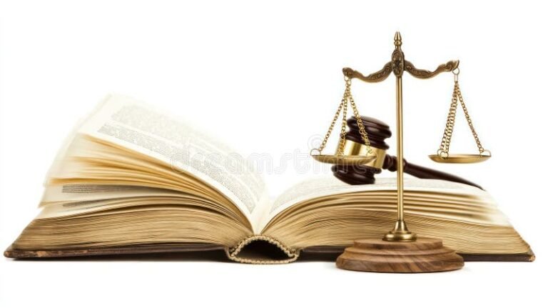 libro juridico abierto con balanza justicia
