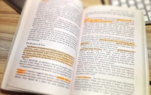 libros abiertos con palabras subrayadas coloridas