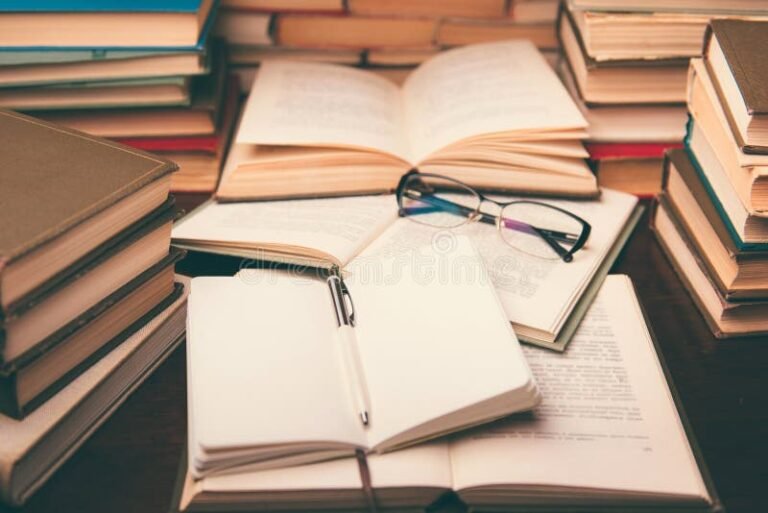 Cómo Consultar El Diseño Curricular de Secundaria en Entre Ríos Tomo 1 2 libros educativos y cuaderno abierto sobre mesa