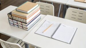 libros y cuadernos en escritorio escolar