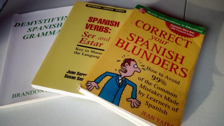 Cómo Resolver Ejercicios de Adjetivos Según Género y Número 2 libros y resaltadores sobre gramatica espanola