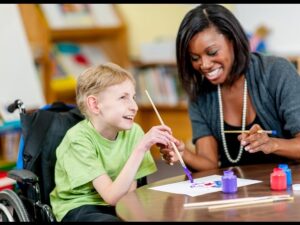 Cómo Apoyar a Maestras de Chicos con Capacidades Diferentes en el Aula 2 maestra ayudando a nino con necesidades especiales