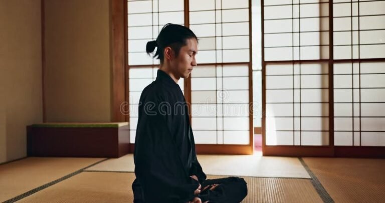 maestro artes marciales meditando en dojo tradicional