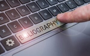 Cómo Se Aplica Las Normas APA Para Citar Una Página Web Correctamente 14 mano escribiendo en laptop cita bibliografica digital